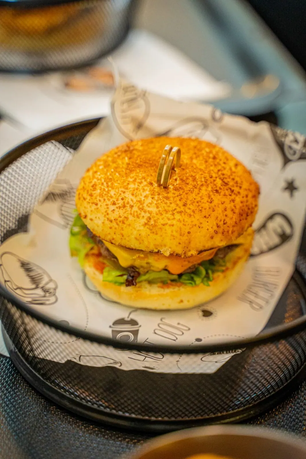 Burger servi dans son panier, papier Nomad
