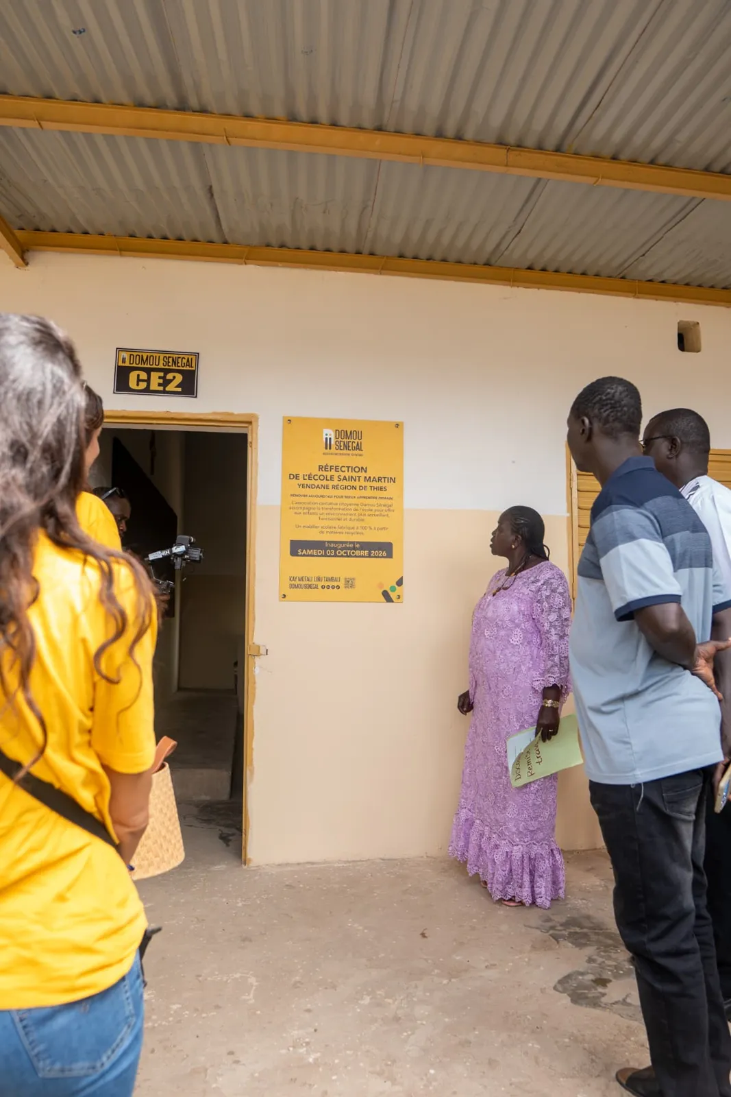 Visite de l'école le jour de l'inauguration devant la plaque Domou Sénégal