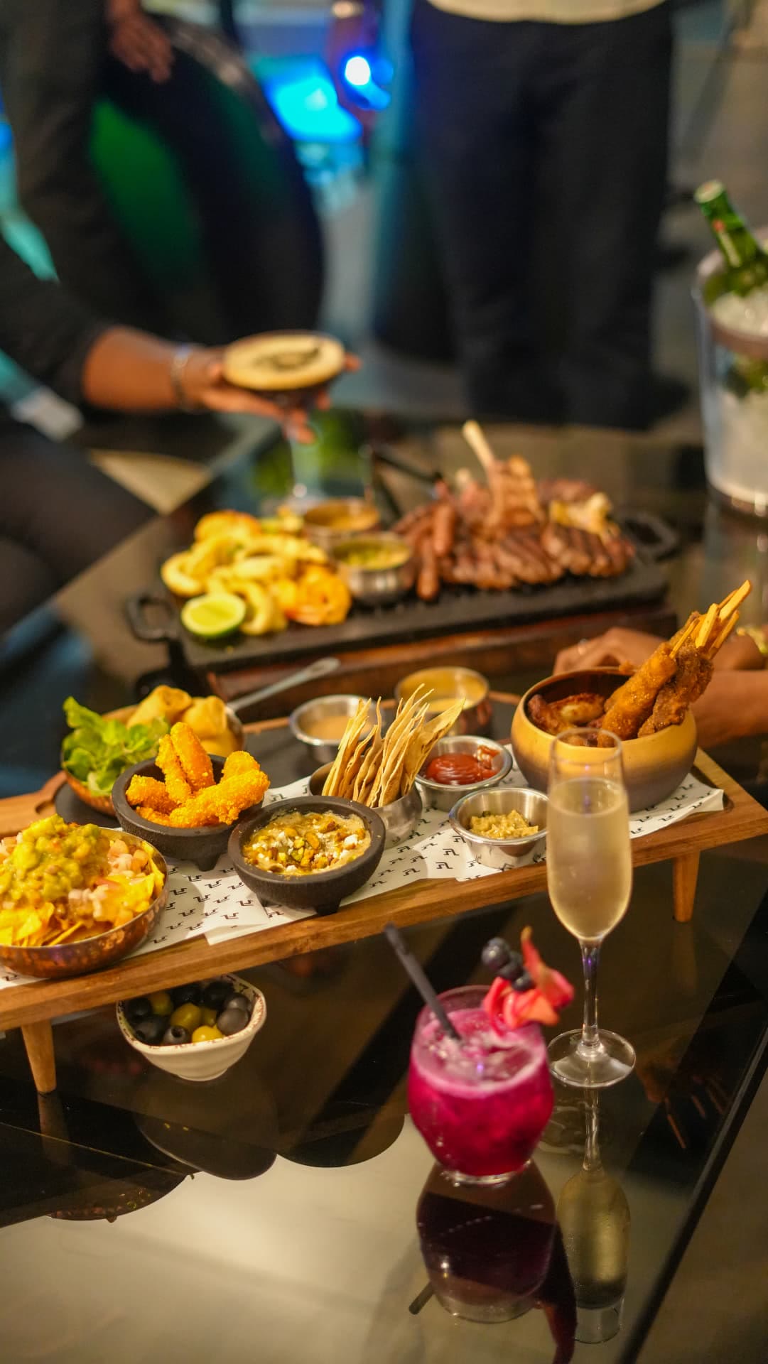 Planche à partager et plancha de grillades, champagne et cocktail