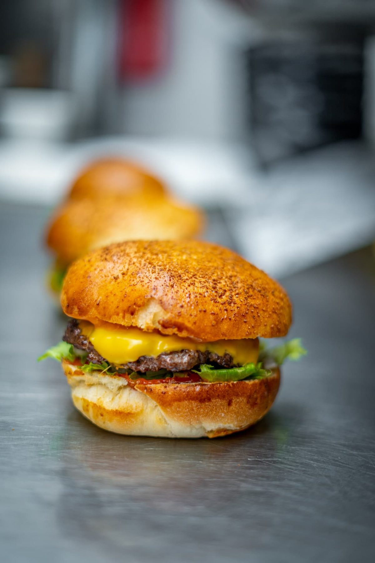 Cheeseburger Nomad sur plan de travail inox