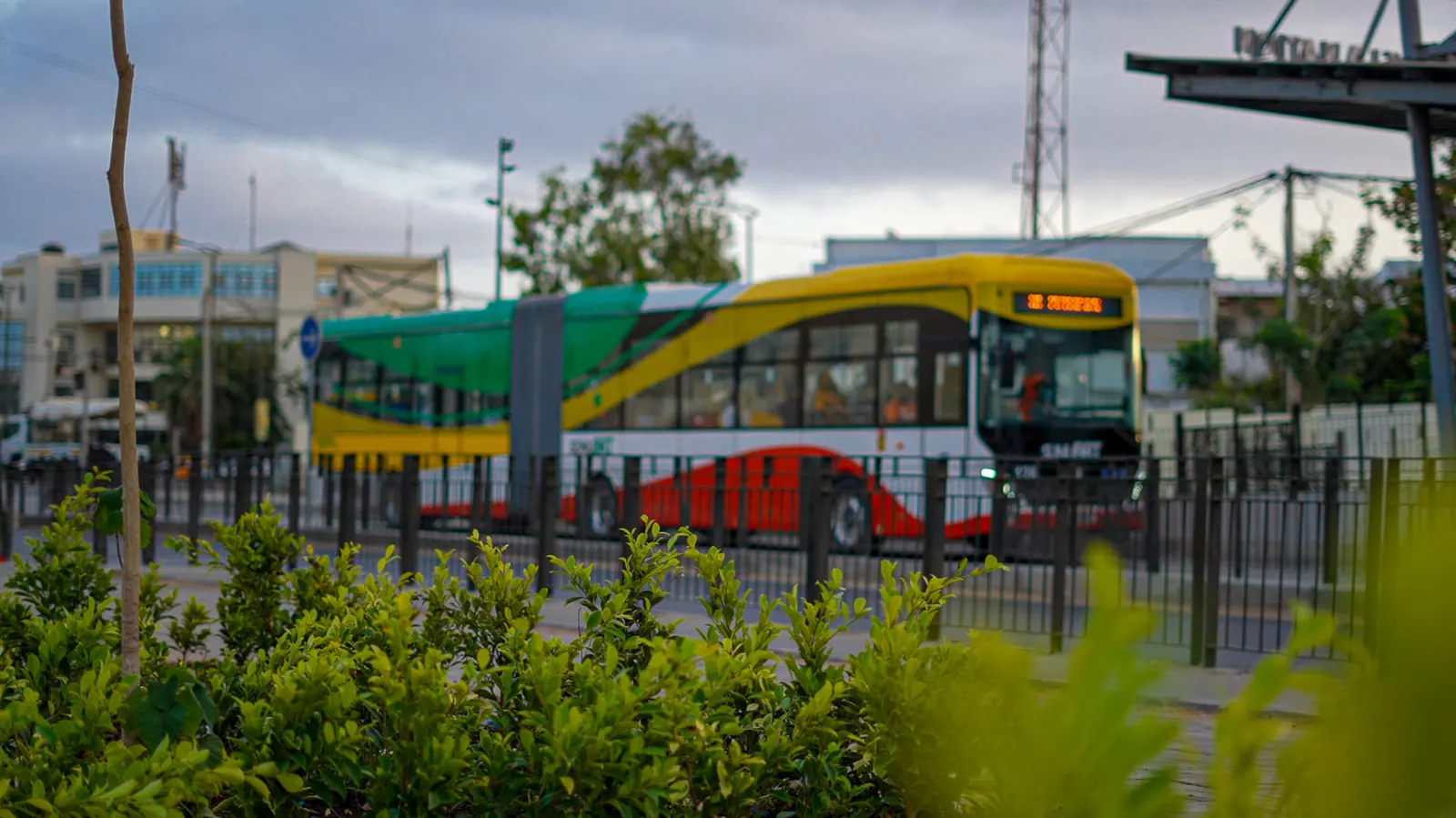 Bus du BRT circulant sur son couloir à Dakar