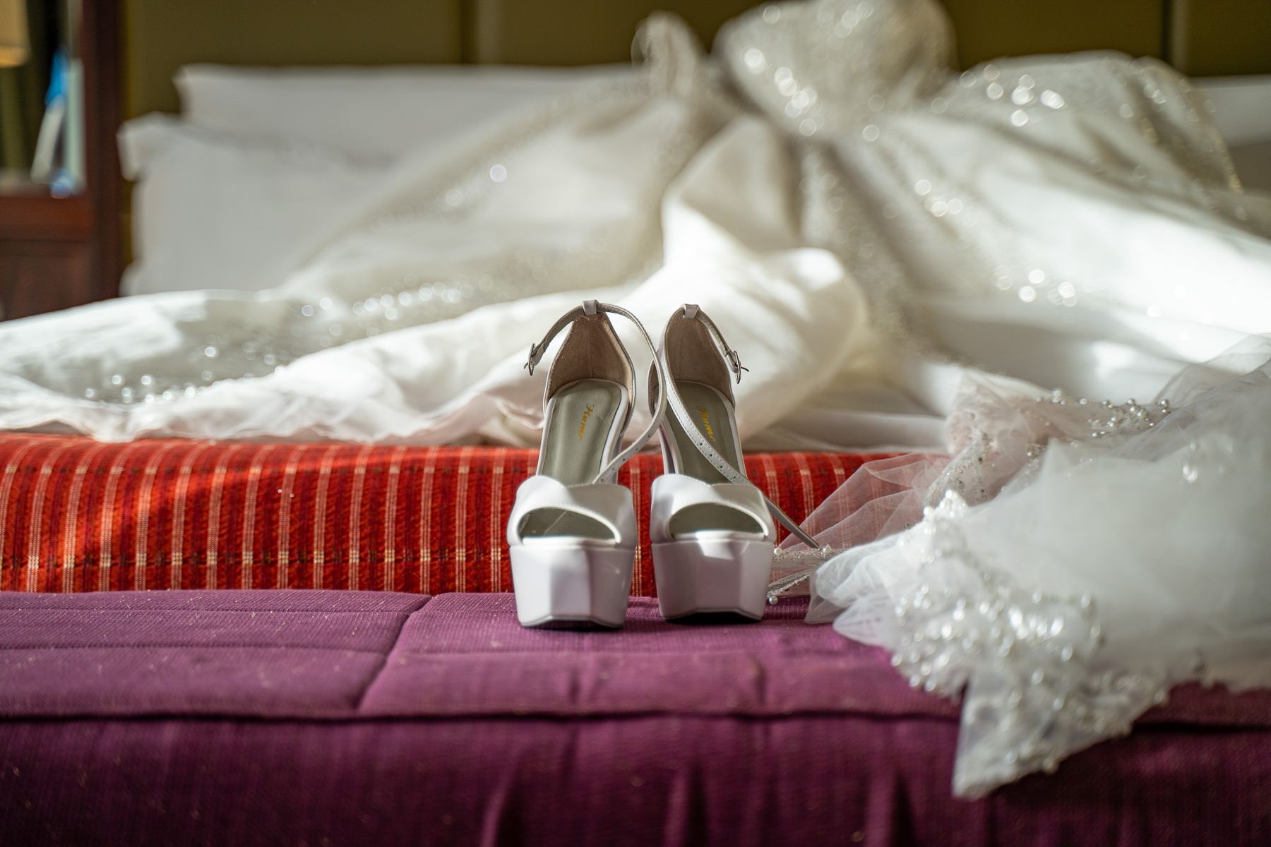 Chaussures de la mariée devant la robe