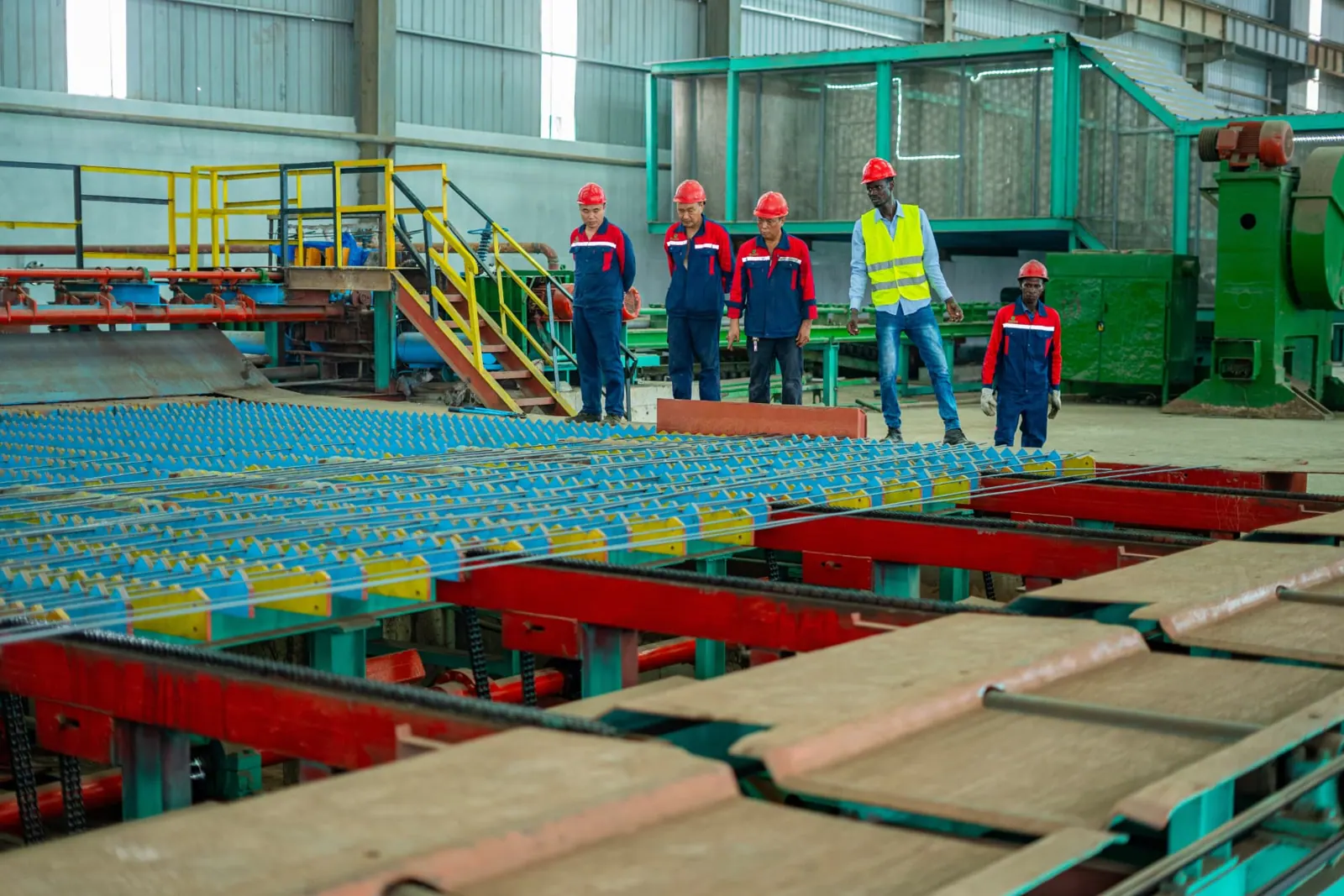 Techniciens observant le refroidissement des barres